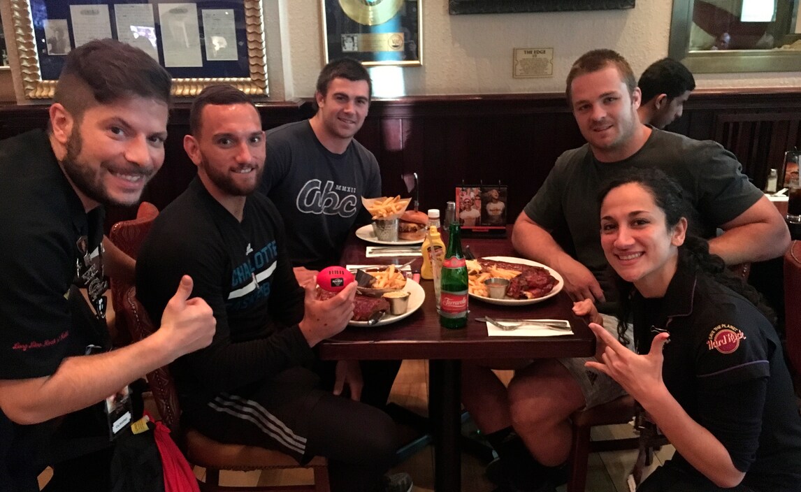 Rugby, sosta all’Hard Rock Cafe Roma per gli All Blacks