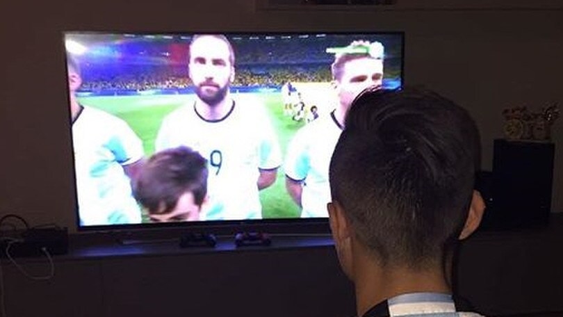 Davanti alla tv per tifare Higuain: chi è questo super tifoso?