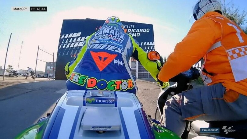 La moto di Valentino si ferma
Trainato ai box dagli "scooteristi"