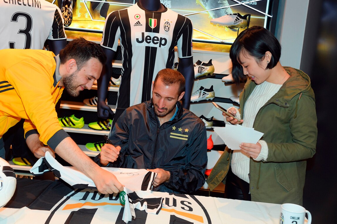 Juventus, festa per Chiellini: selfie e autografi allo store di Milano