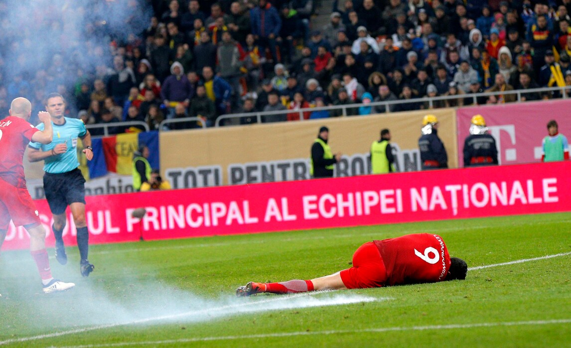Romania-Polonia, paura per Lewandowski: stordito da un petardo