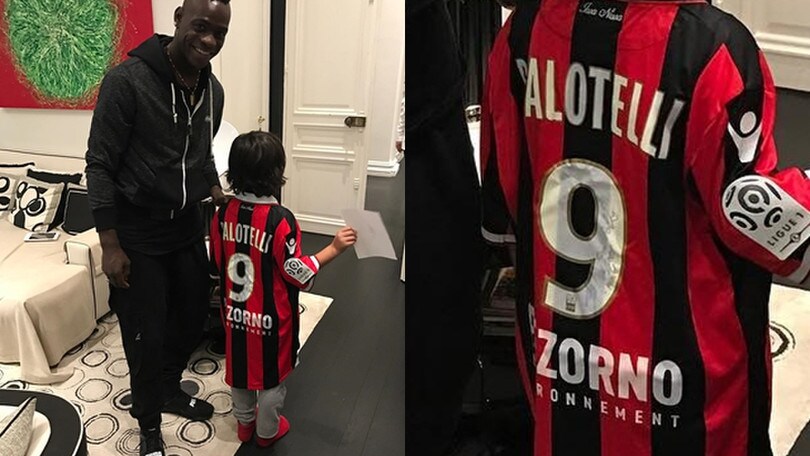 Balotelli, piccoli fans crescono con la maglia numero 9