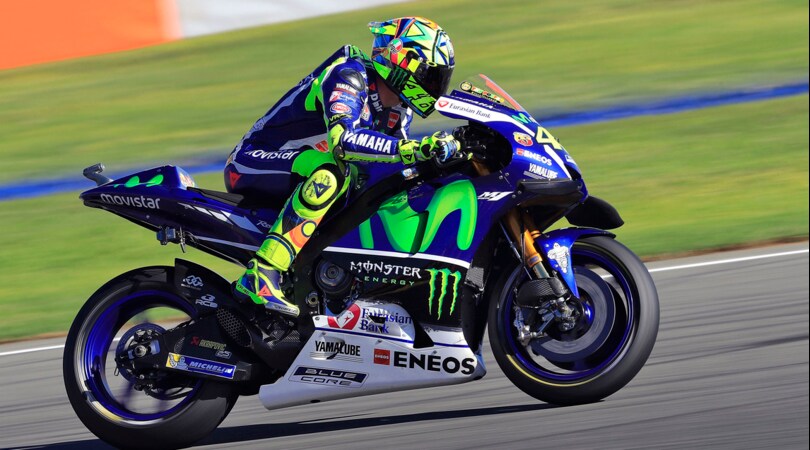 Moto GP, Yamaha a due tempi nelle libere: Lorenzo primo, Rossi ottavo
