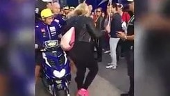 Una donna si fa un selfie nel paddock, Rossi non gradisce