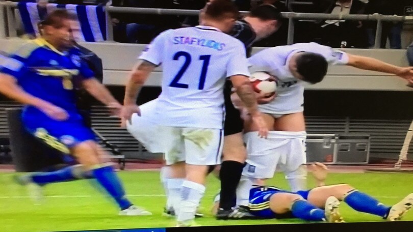 Grecia-Bosnia, Dzeko espulso e l'avversario resta in mutande!