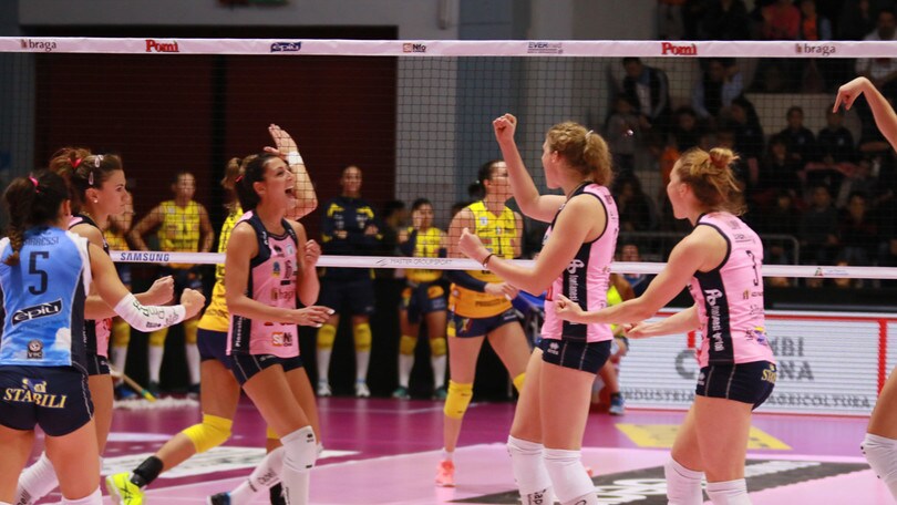 Pomì Casalmaggiore in vetta. Superato Conegliano nel big match