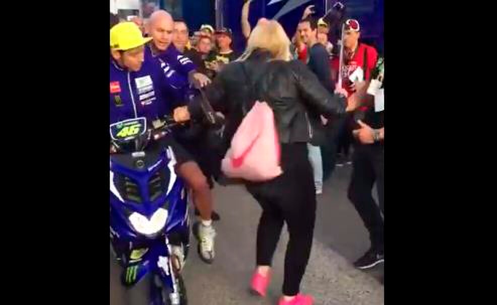 MotoGp, il calcio di Rossi alla tifosa? Per il tribunale «non è reato»
