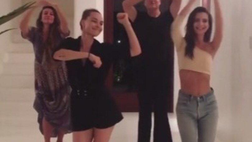 Emily, balletto sexy in vacanza