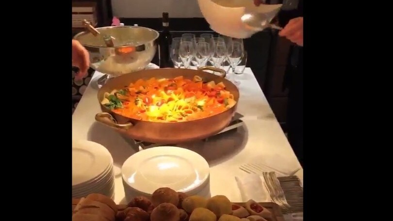 Marchisio, che mangiata alla festa della moglie