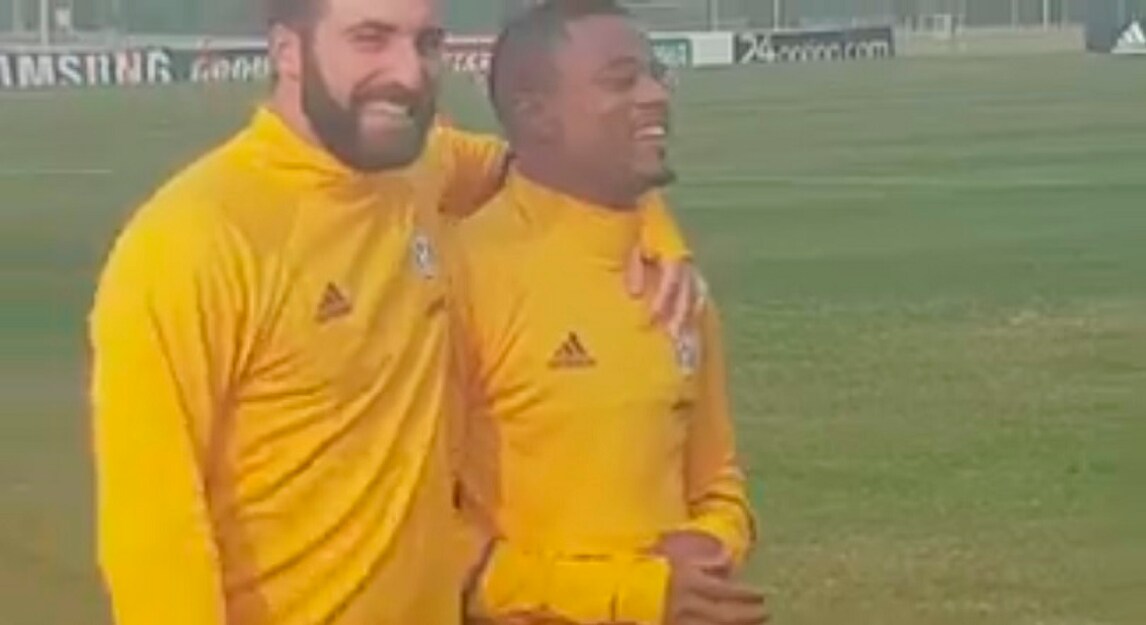 Juventus, Evra e Higuain scherzano in allenamento