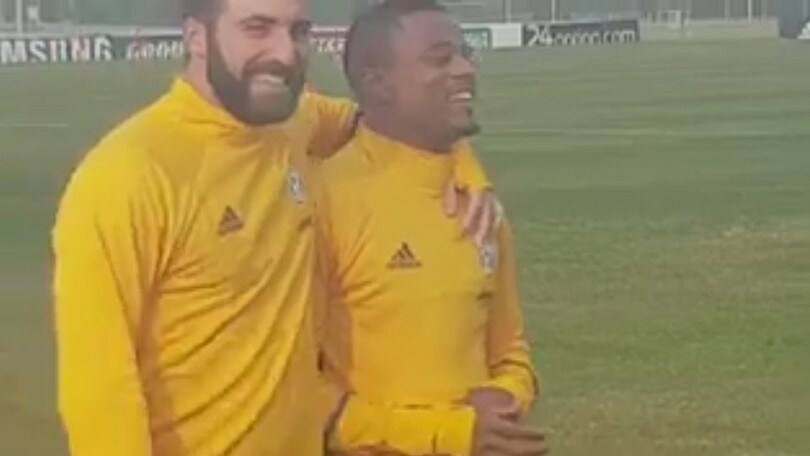 Juventus, Evra e Higuain scherzano in allenamento
