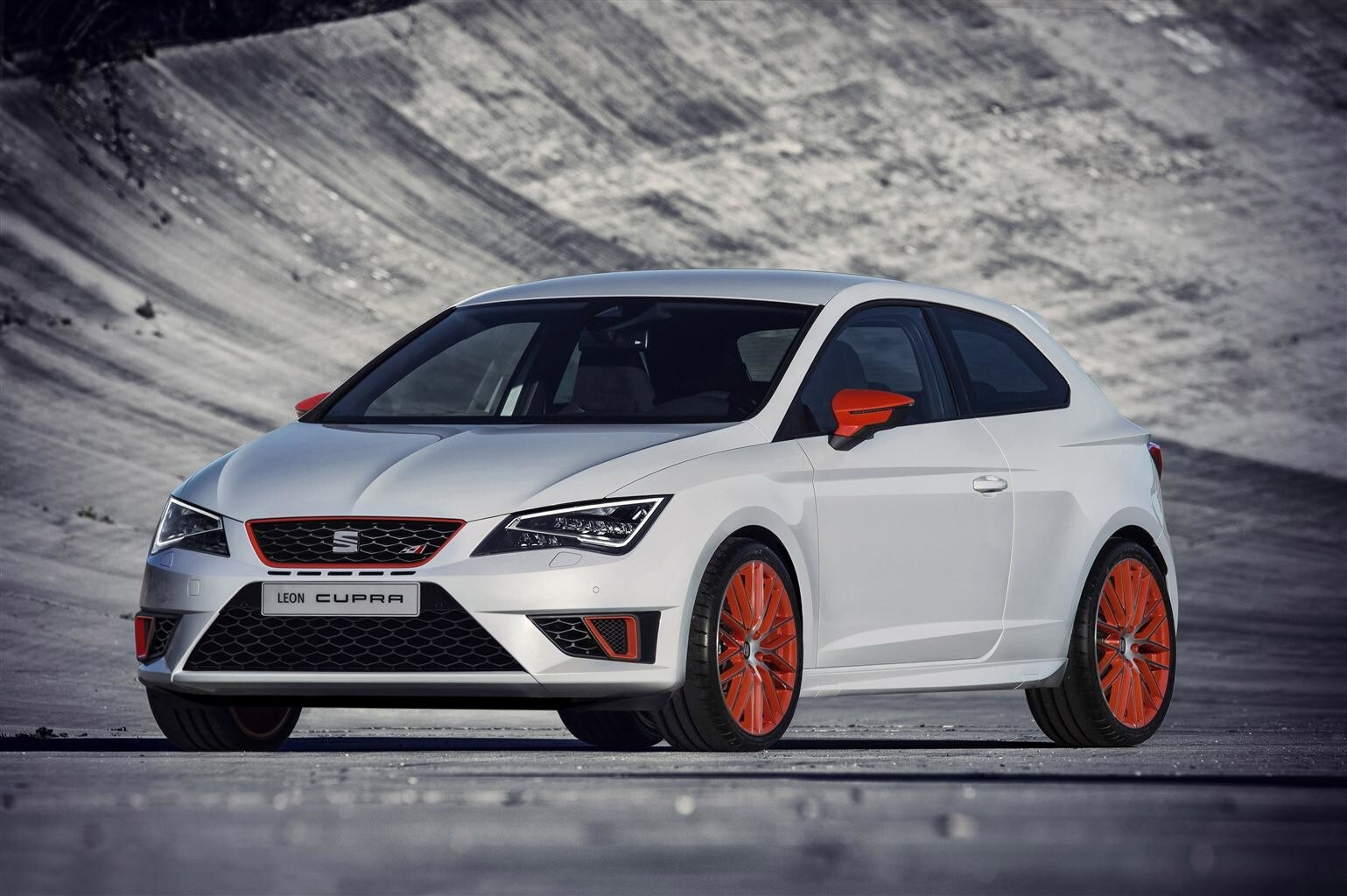 Seat lancia la sfida: la nuova Leon Cupra avrà 300 cv