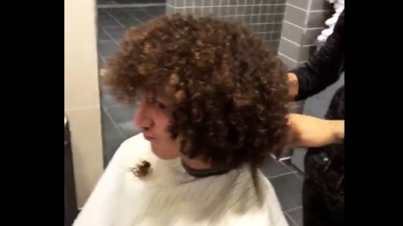 Chalobah disperato, David Luiz si taglia i capelli