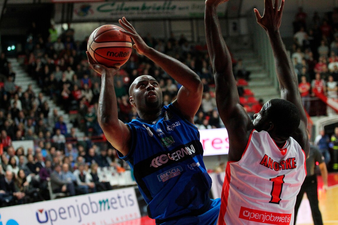 Basket Serie A, Varese stecca, Brescia vince