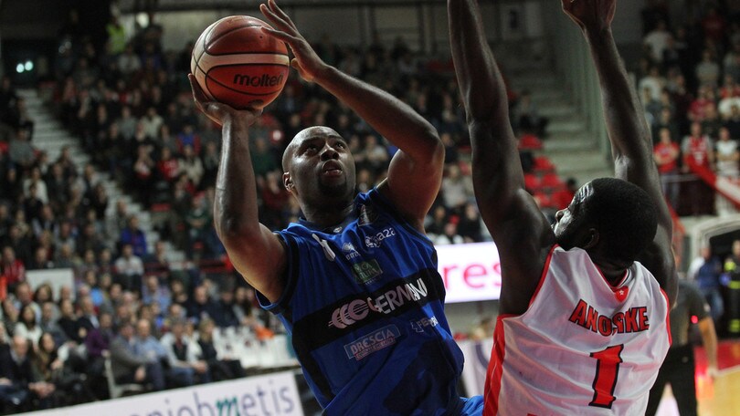 Basket Serie A, Varese stecca, Brescia vince