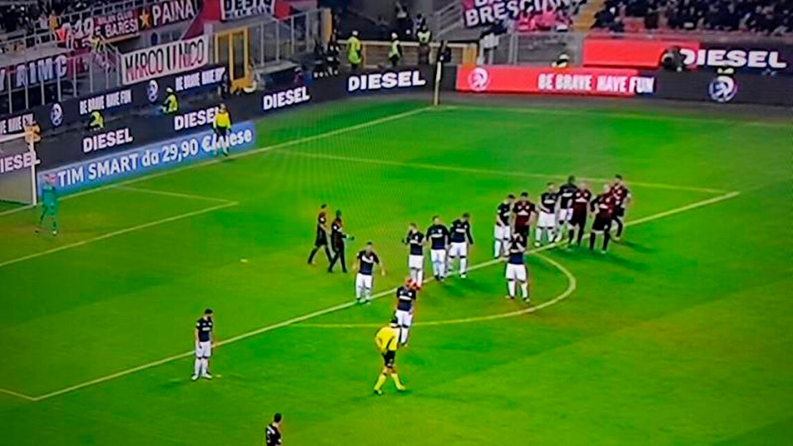 Milan-Inter, le maglie sono simili. Il web si scatena