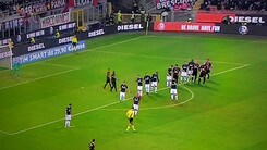 Milan-Inter, le maglie sono simili. Il web si scatena