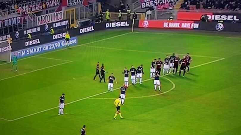 Milan-Inter, le maglie sono simili. Il web si scatena