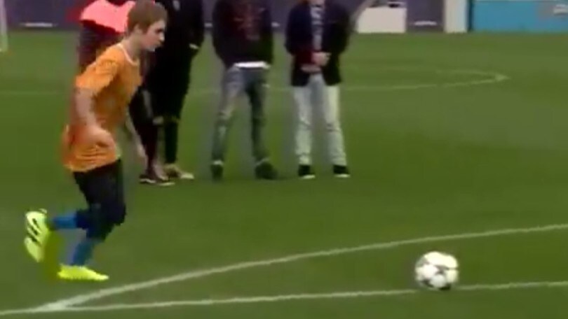 Attaccante o portiere: Justin Bieber protagonista con il Barcellona