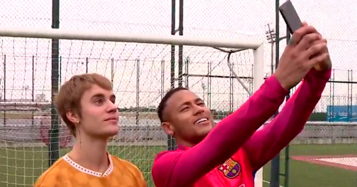 Bieber e il Barcellona: selfie e tiri in porta