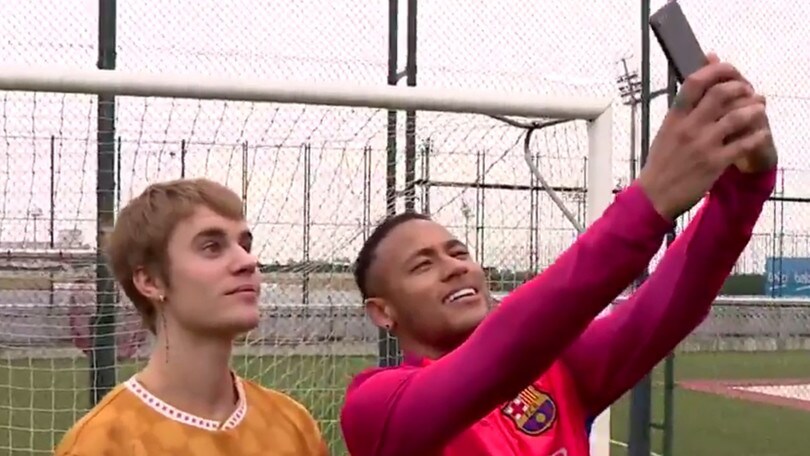 Bieber e il Barcellona: selfie e tiri in porta