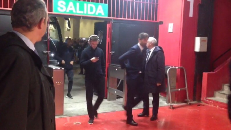I giocatori della Juve arrivano allo stadio del Siviglia