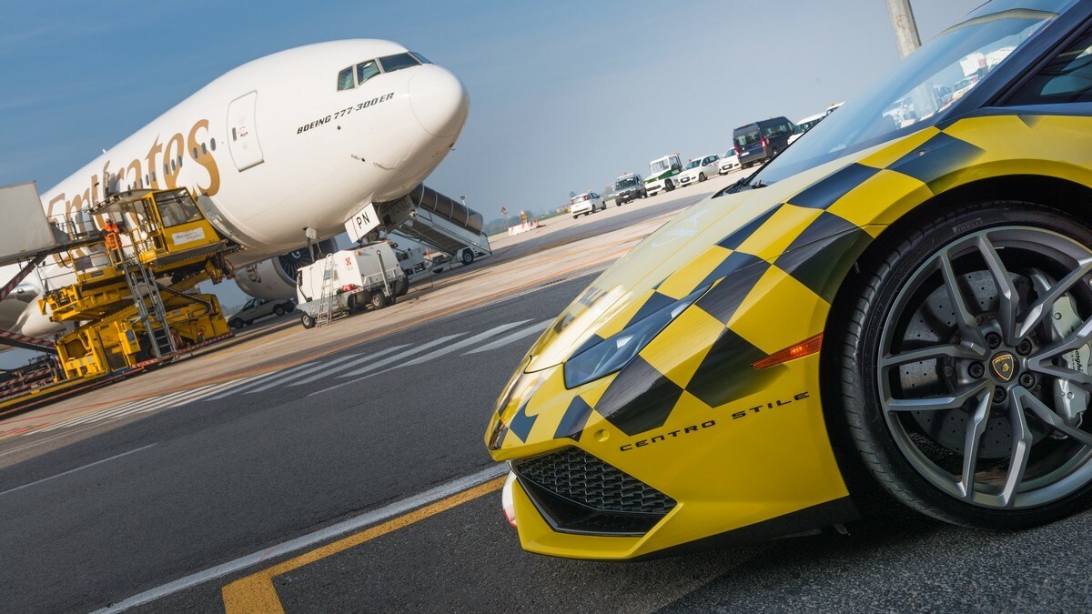 Lamborghini Huracan, diventa "Follow Me" all'aeroporto di Bologna