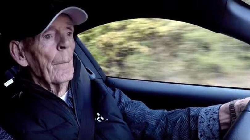 Ford Mustang, a 97 anni si regala la V8: "Voglio ancora divertirmi"