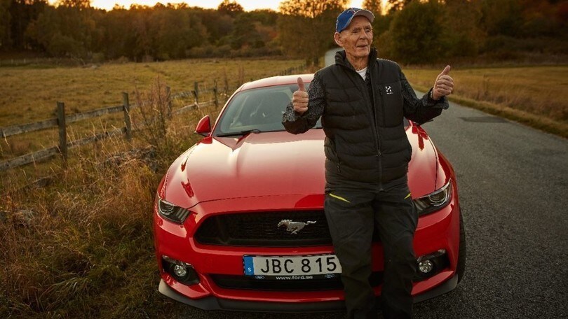 Una Ford Mustang V8 come regalo per i 97 anni