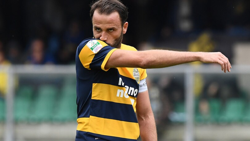 Serie B Verona, basta Pazzini per la vetta solitaria: il Bari resta a secco