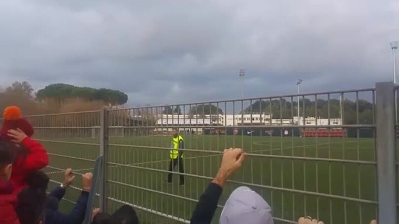 I giocatori della Roma salutano i tifosi