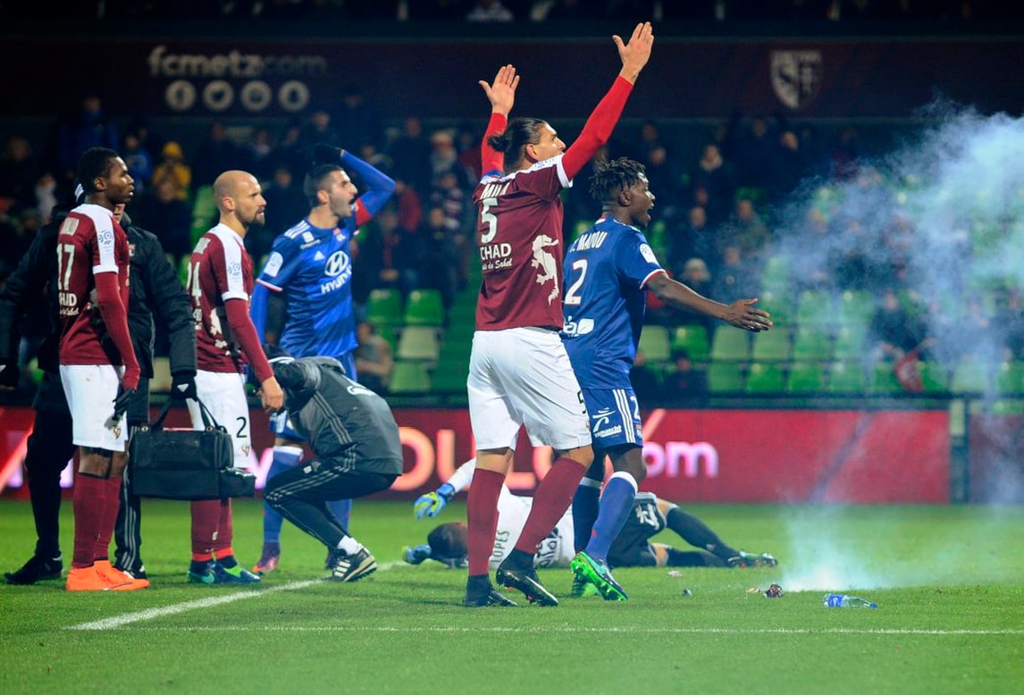 Ligue1: portiere Lione atterrato da due petardi