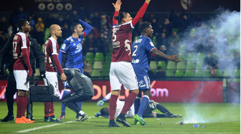Ligue1: portiere Lione atterrato da due petardi