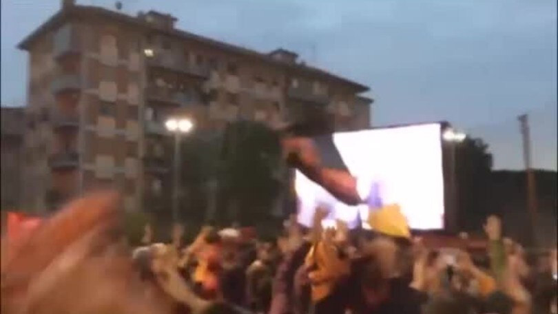 I tifosi della Roma esultano per la vittoria nel derby