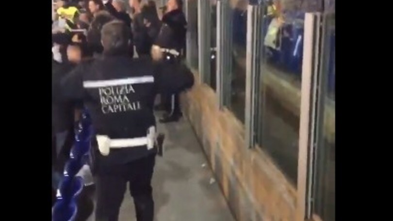 Il vigile urbano ultrà canta: «Ma che sete venuti a fa'?»