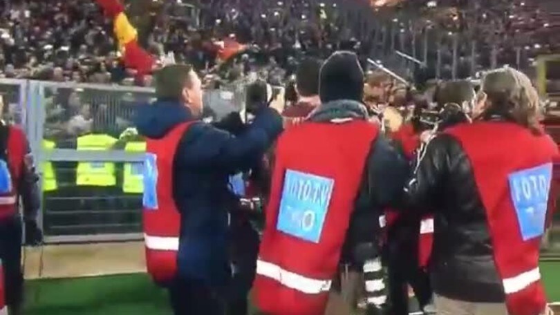 Lo scherzetto di Totti sotto la Curva Sud