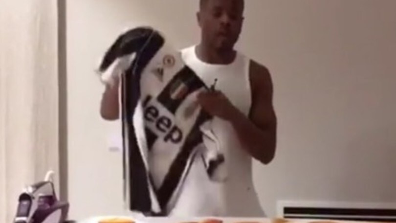 Evra "casalingo": canta e stira la maglia della Juve