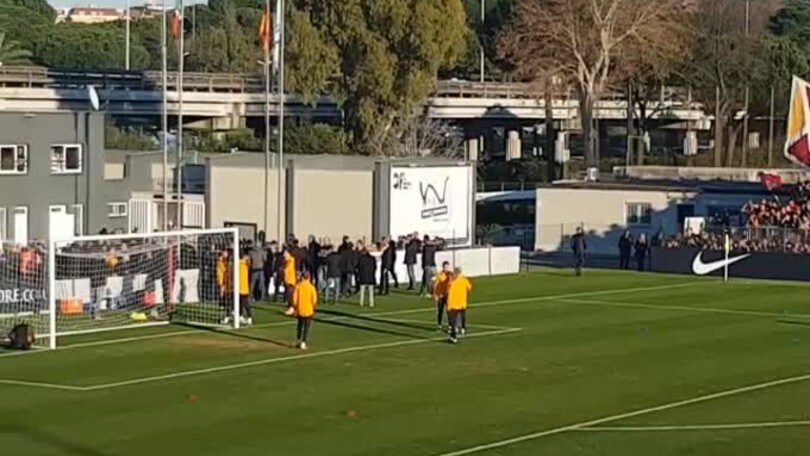 La Roma entra in campo al Tre Fontane