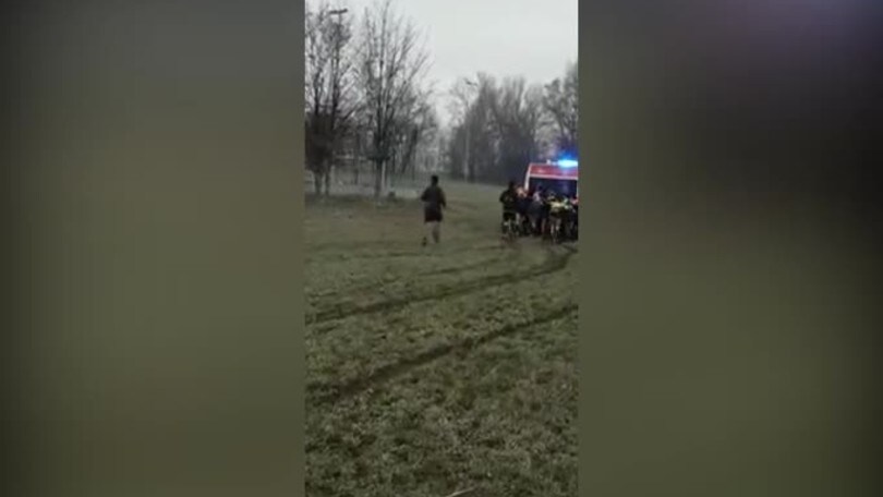 L'ambulanza si ferma, i giocatori la spingono