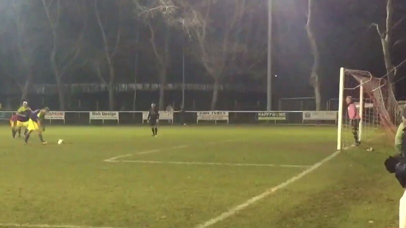 Scorretto o geniale? Il rigore di Lee Trundle fa impazzire il web