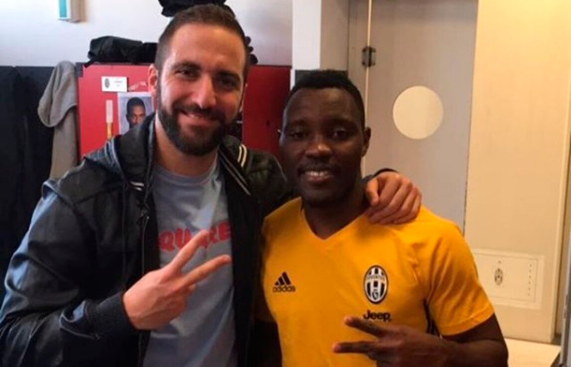 Asamoah compie 28 anni. Higuain: «Ti voglio bene, amico mio!»