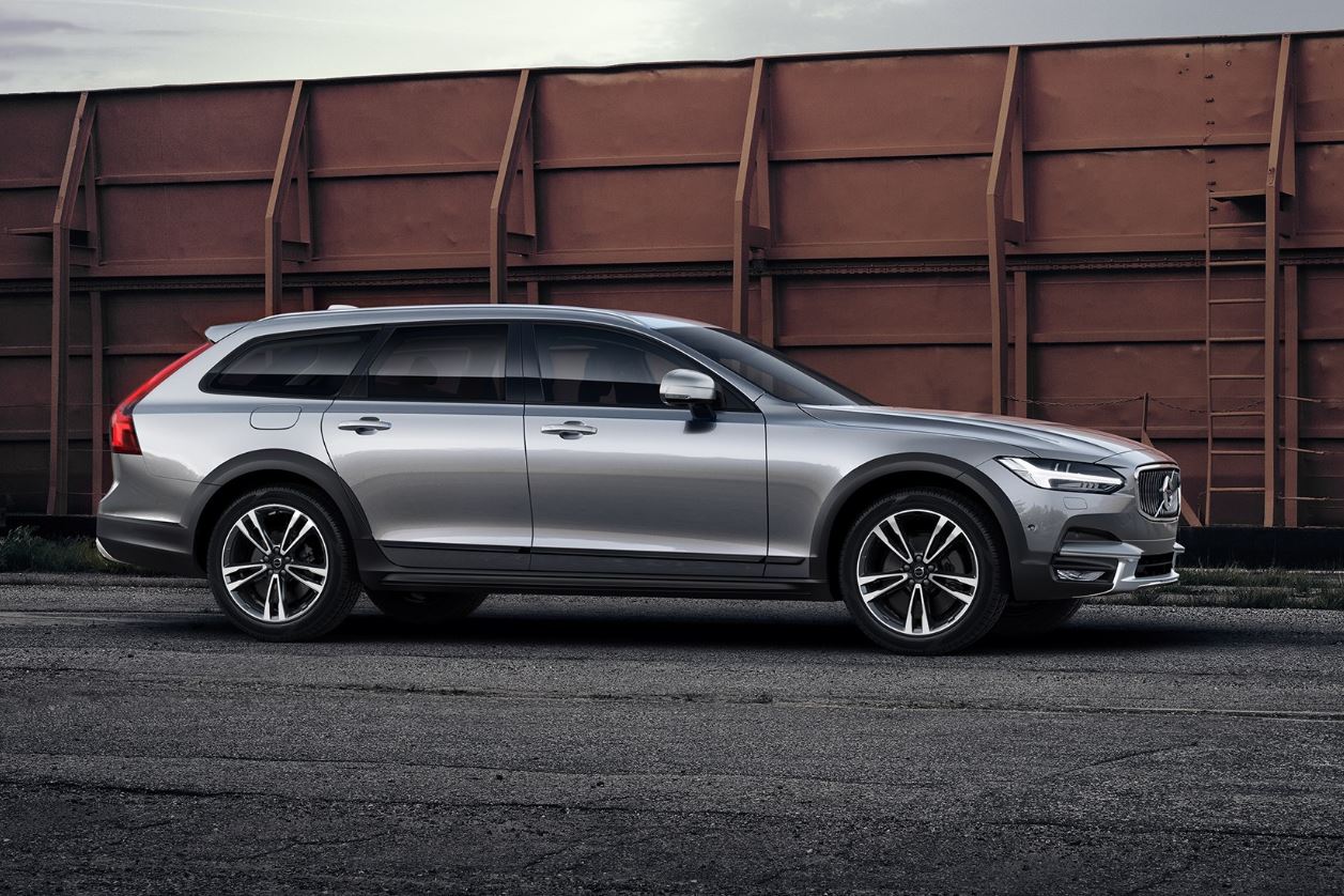 Volvo V90 Cross Country, station da corsa grazie a Polestar