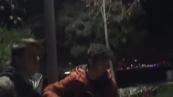 Istanbul: suonano la chitarra, alle loro spalle l'esplosione