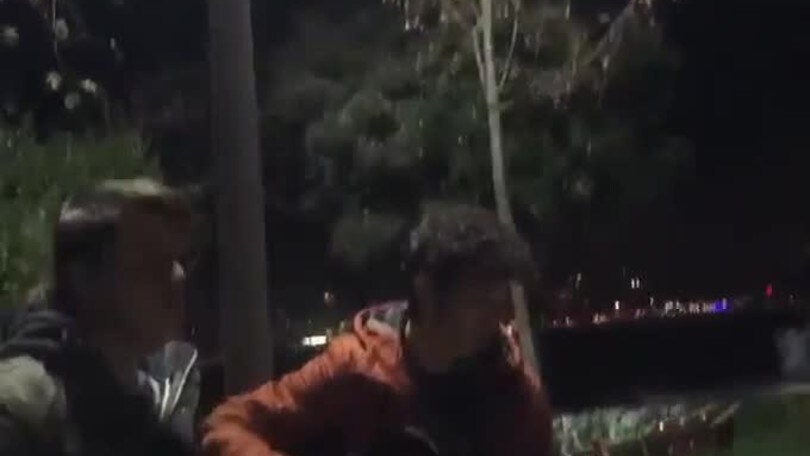 Istanbul: suonano la chitarra, alle loro spalle l'esplosione