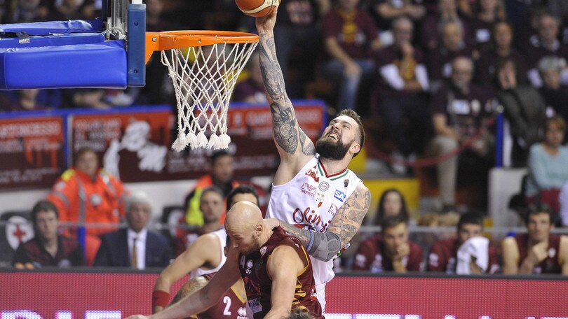 McGee affonda Milano, prima sconfitta per l'EA7