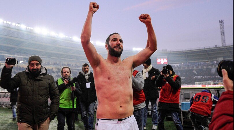 Spogliarello Higuain, che festa dopo la doppietta nel derby!
