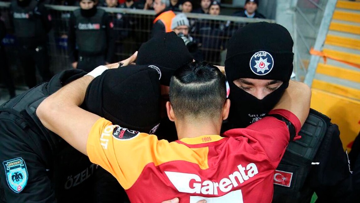 Galatasaray, Oztekin segna e abbraccia i poliziotti dopo l'attentato