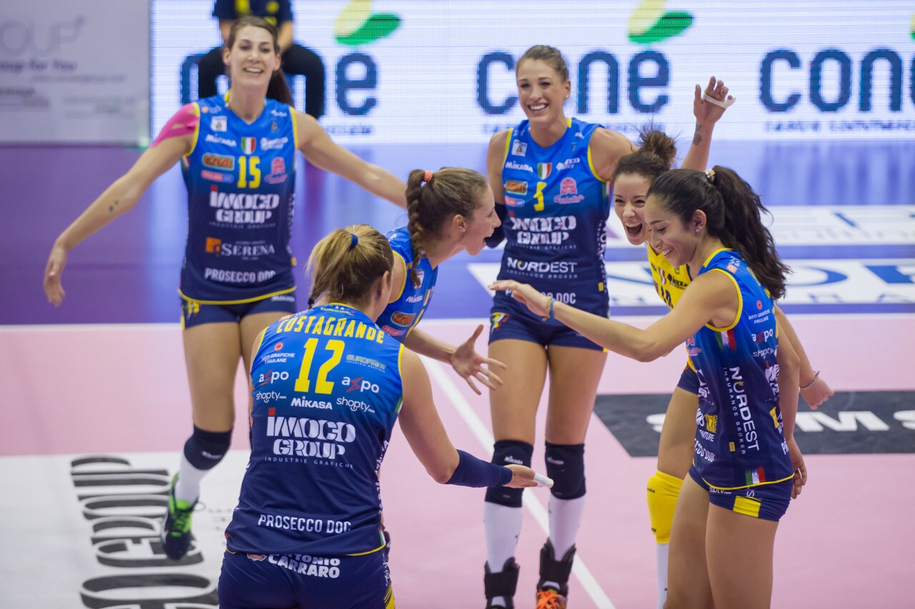 L'Imoco stende Busto 3-0 e aggancia la vetta. Modena corsara