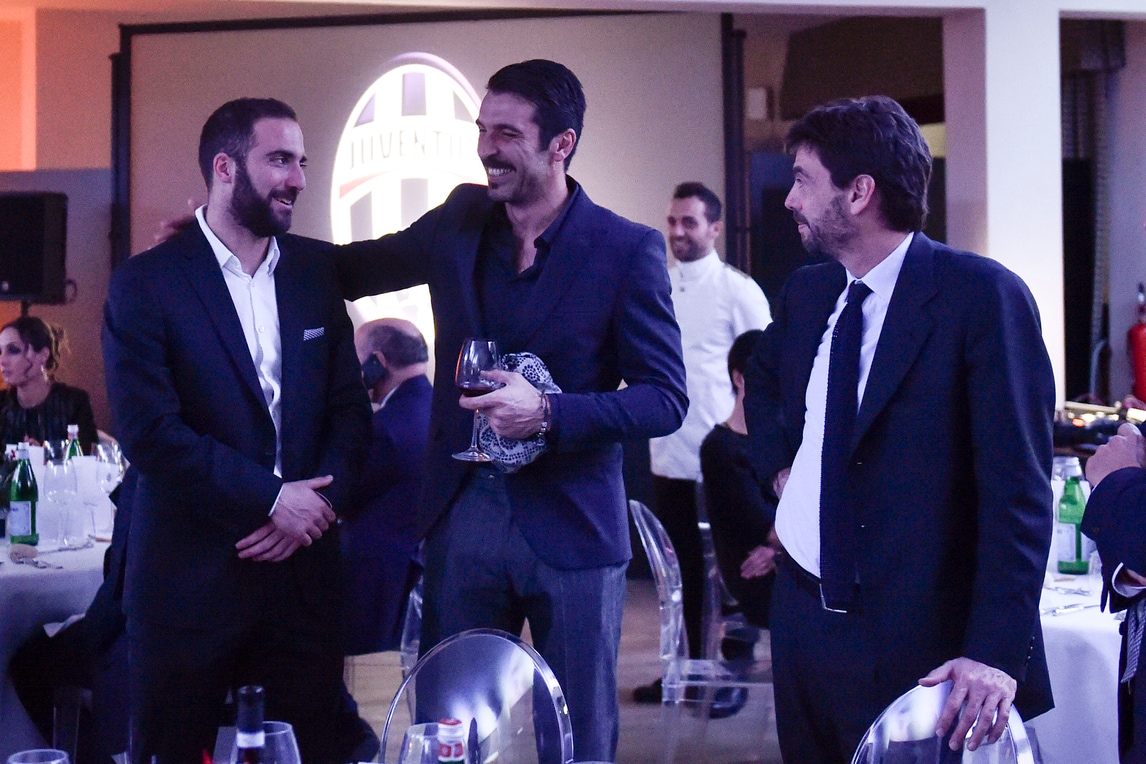 Higuain, Buffon e Agnelli, che feeling alla festa di Natale!