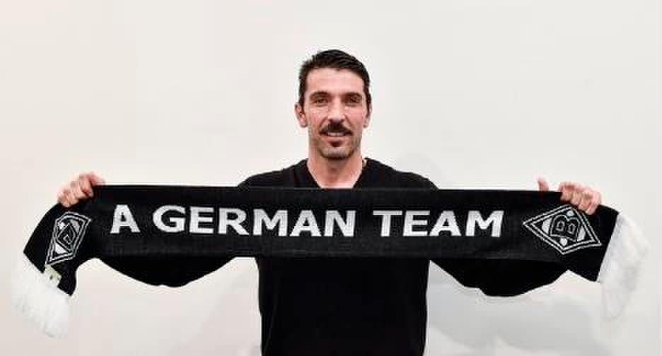Buffon e la sciarpa della squadra dal nome impronunciabile